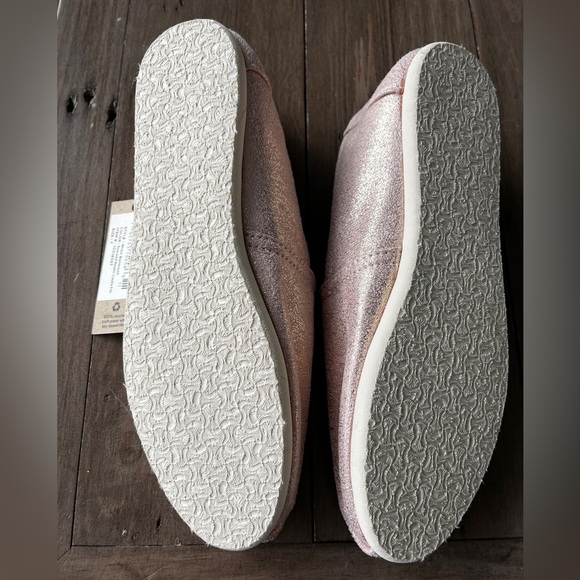 NWT Tom’s Rose Gold - Picture 4 of 4